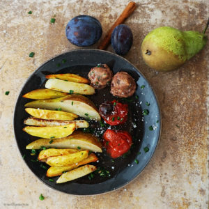 Im Ofen geröstete Kartoffeln, Kohlrabi und Tomaten mit Zimt-Birnen und einer Crème aus Kidneybohnen, Pflaumen, Kreuzkümmel und Rauchsalz