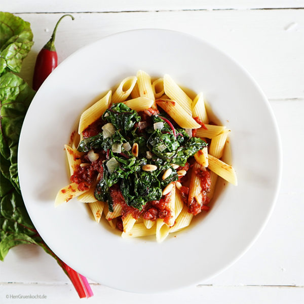 Penne Rigate mit Tomaten-Rotwein-Sauce, gedünstetem Mangold, roter ...