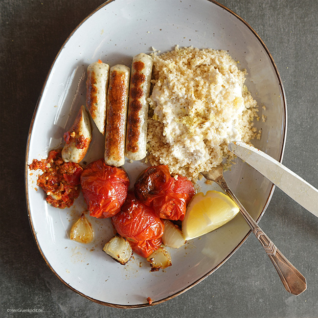 Vegetarische Bratwürstel mit selbstgemachtem spicy Harissa, Schmortomaten und Zitronencouscous mit Kreuzkümmel-Joghurt