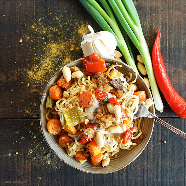 Mie-Nudeln mit spicy Erdnuss-Sauce, Röstgemüse, grünem Thai-Curry und LUVE LUGHURT Natur