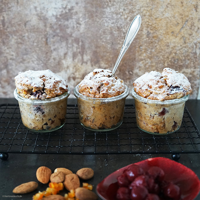 Stollen im Glas mit Orangeat, gerösteten Mandeln, Rumkirschen, Zimt, Kardamom und LUVE LUGHURT Natur