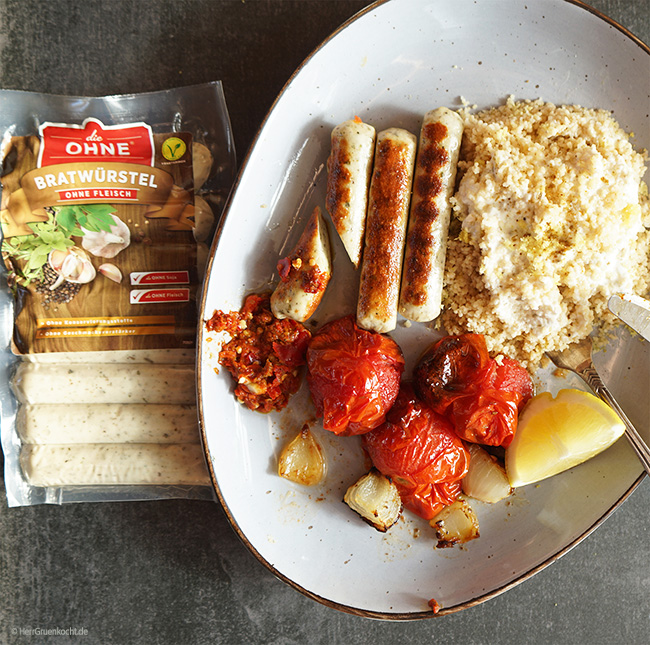 Vegetarische Bratwürstel mit selbstgemachtem spicy Harissa, Schmortomaten und Zitronencouscous mit Kreuzkümmel-Joghurt