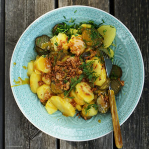 Kartoffelsalat Rørvig mit sauren Gurken, Schnittlauch, gerösteten Zwiebeln und selbstgemachtem Honigsenf.