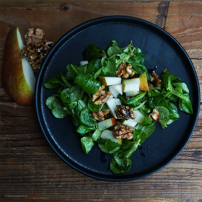 Feldsalat mit Birnenstücken und Walnüssen und einer Aprikosenmarmeladen-Vinaigrette