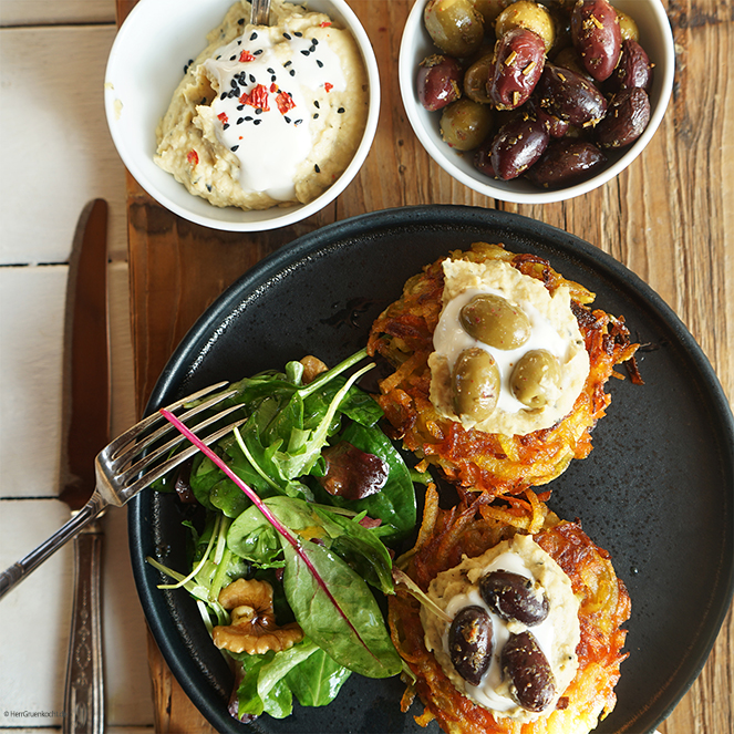 Kartoffel-Möhren-Puffer mit spicy Crème Sofia aus pürierten Kichererbsen, Joghurt, Knoblauch, Chili und Schwarzkümmel und mit MANI Gewürzoliven