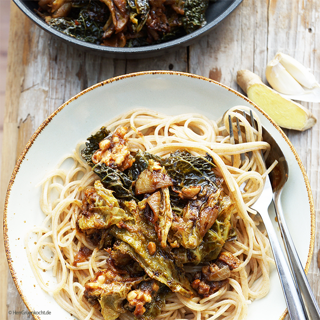 Dinkel-Spaghetti mit gedünsteten Wirsingblättern, Knoblauch, Ingwer, Balsamico und Erdnuss-Crunchy-Butter - vegan