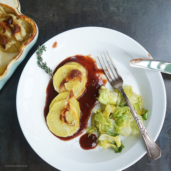 Hauptgang Herr Grün Ostermenü 2021: Kartoffelgratin auf Rotweinjus mit ...