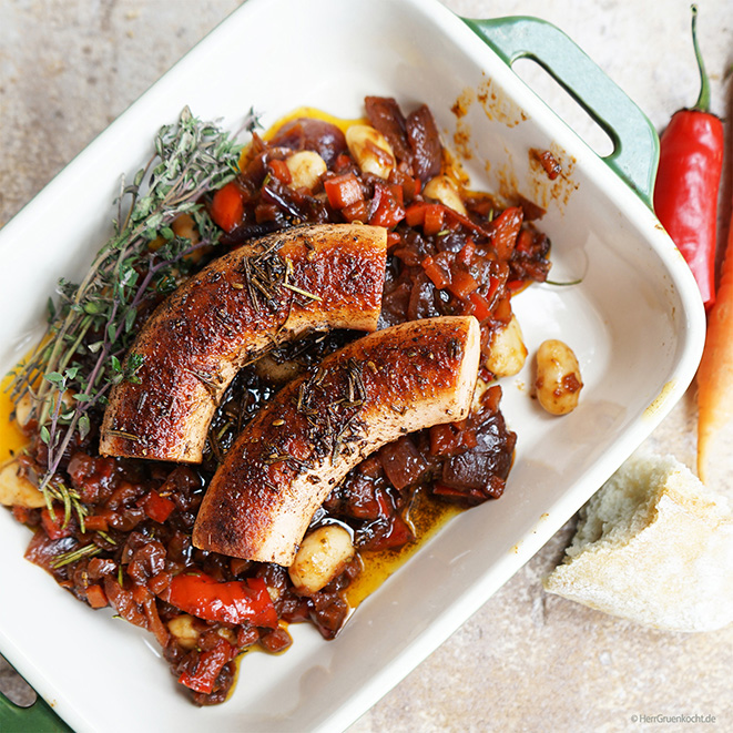 Die OHNE KRANZL Salsiccia-Style mit gemörsertem Fenchel und scharfem Rosenpaprika auf Rotweingemüse mit weißen Riesenbohnen