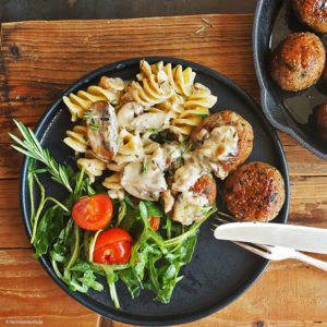 BUTARIS - Vegetarische Frikadellen mit Luigioni, Pilzrahmsauce und Rucola-Salat