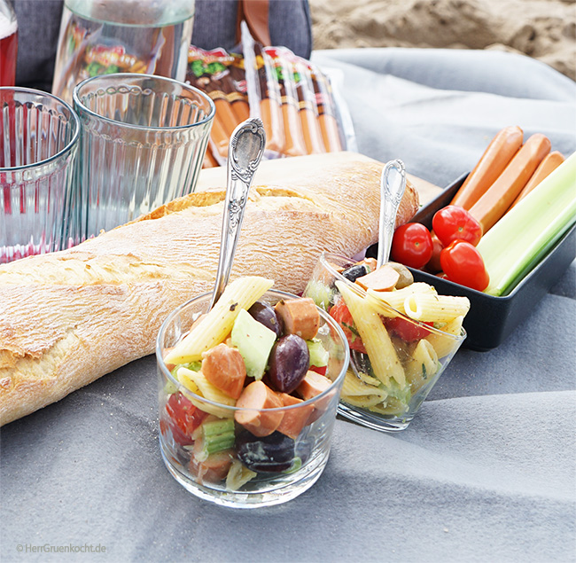 die OHNE vegetarischer Nudelsalat mit Frankfurter Würstchen