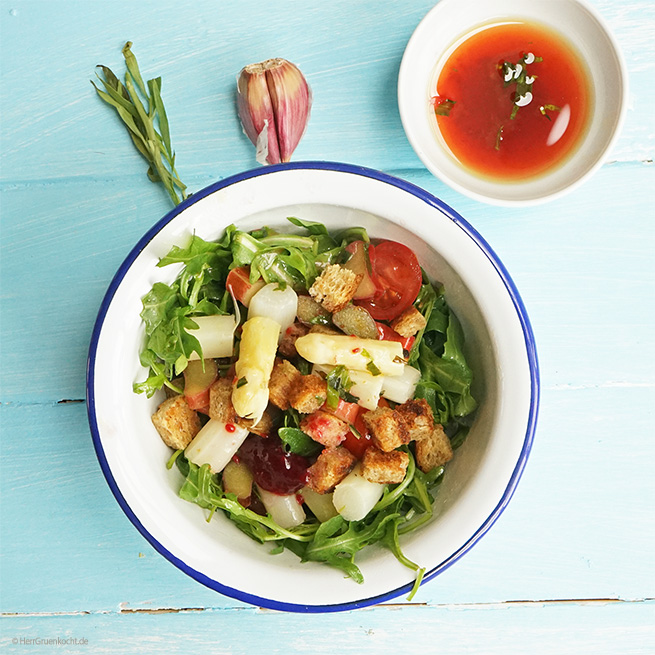 Veganer Rucolasalat mit Spargel, Rhabarber, Tomaten, Knoblauchcroutons und einer Himbeer-Estragon-Vinaigrette