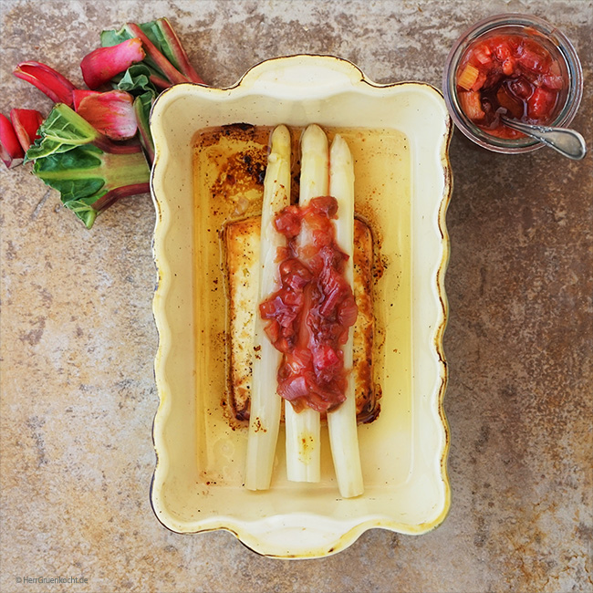 Spargel auf gegrilltem Feta mit Ingwer und Rhabarber-Zwiebel-Chutney