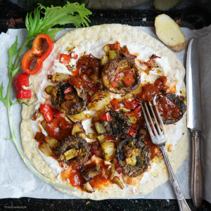 Asiatische Pizza mit im Ofen geschmorten Frühlingszwiebeln, rotem Spitzpaprika, Ingwer, Curry… auf einem Pizzaboden aus der Pfanne mit einer spicy Barbecuesauce
