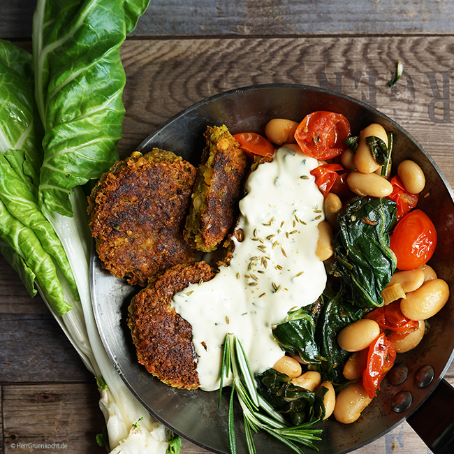 Falafel auf geschmortem Mangold, Tomaten und weiße Riesenbohnen mit einer mediterranen Hollandaise