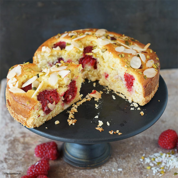 Joghurt-Himbeerkuchen mit Kokos, Mandelblättchen und gehackten ...
