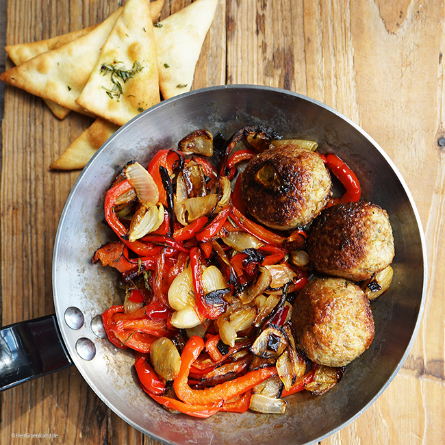 Im Ofen geschmortes Paprika-Zwiebel-Gemüse, spicy Rosmarin-Bällchen und Pizzaecken