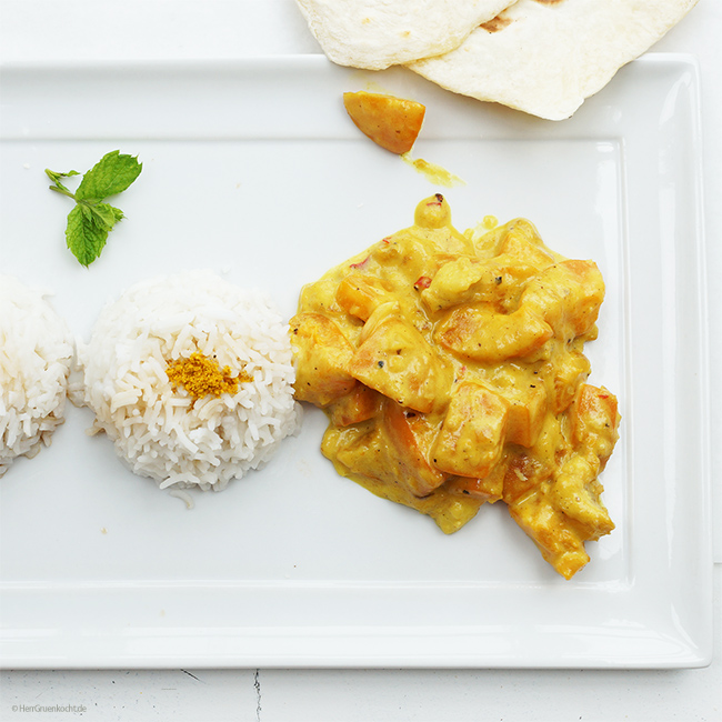 Aprikosen-Bananen-Curry mit Kokos, roter Peperoni und Reis