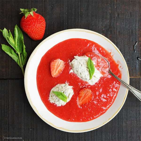 Pürierte Erdbeeren mit Mascarpone-Minz-Eis