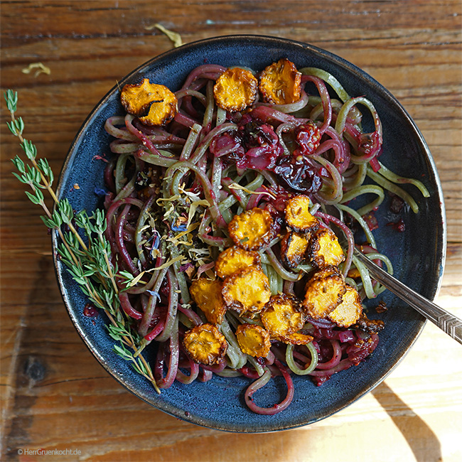 Spinat-Linguine mit einer spicy orientalischen Sauce aus Blaubeeren, Möhrenchips, Chili und frischem Thymian