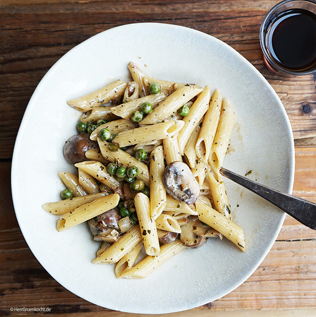 Penne Rigate mit Erbsen, Pilzen und einer Estragon-Marsala-Sauce | Herr ...