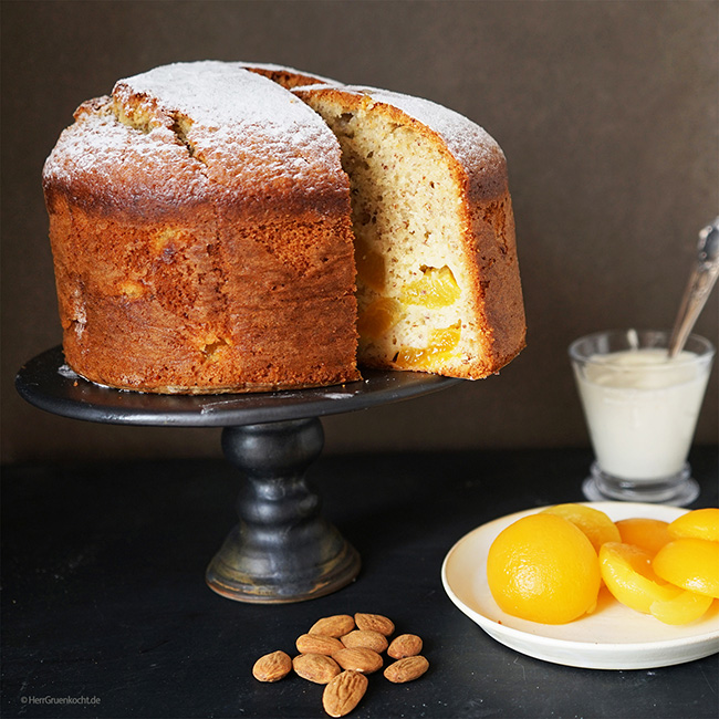 Joghurt-Aprikosenkuchen mit gemahlenen Mandeln - mit MANI Olivenöl gebacken