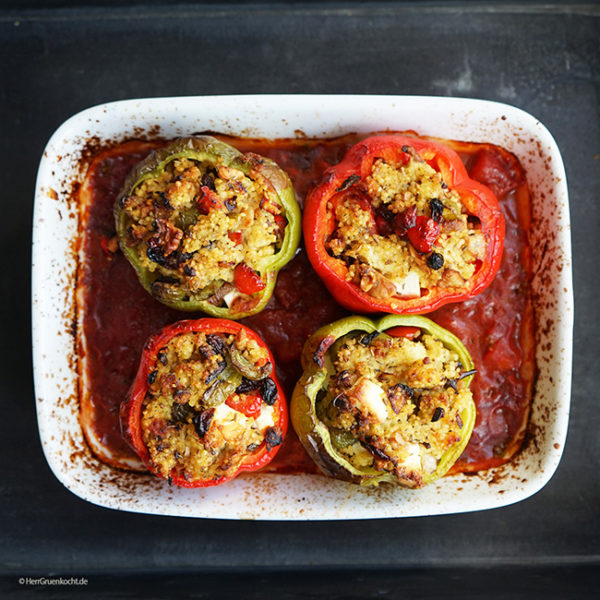 Gefüllte Paprika – mit Hirse, Walnüssen und Feta auf Tomaten-Rotweinsauce