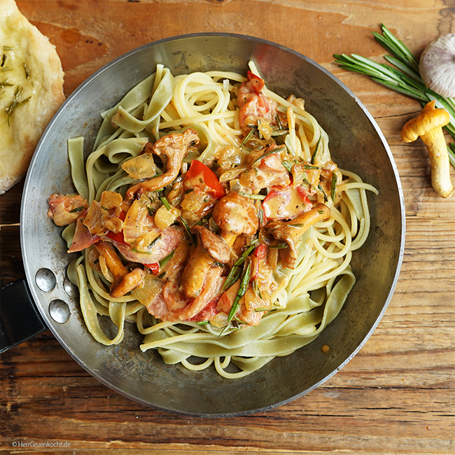 Geschmischte Pasta mit Pfifferling-Rahmsauce , mit einem Schuss Weißwein, geschmorten Zwiebeln und Tomaten sowie frischem Rosmarin