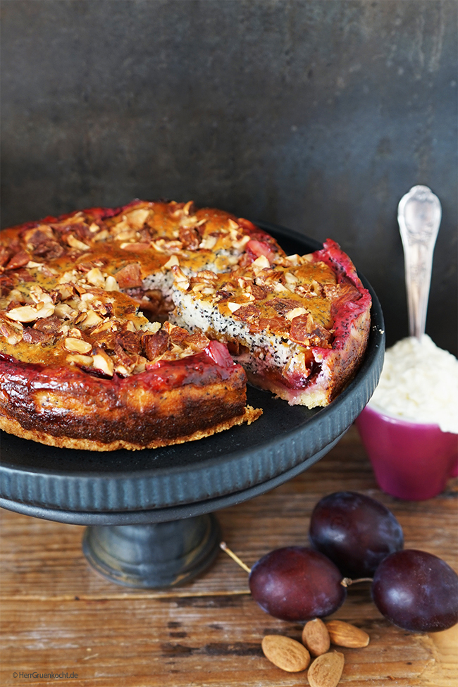 Pflaumenkuchen mit krossem Mürbeteig, Mohn-Quarkfüllung und gebrannten Mandeln