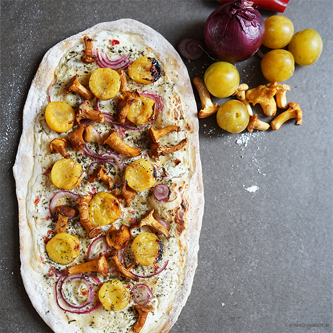 Pizza Agosto mit Pfifferlingen, Mirabellen und Ziegenkäse