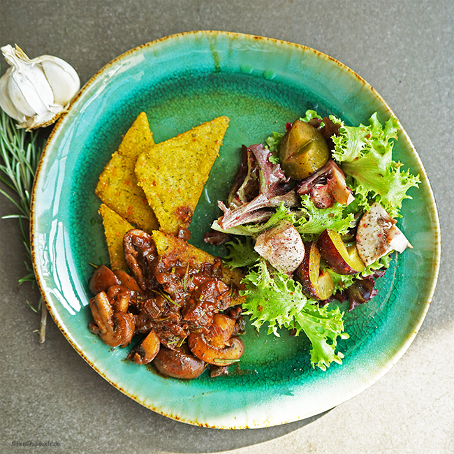 Polentaschnitten mit Rotwein-Pilz-Sauce und Salat mit Zwetschgen