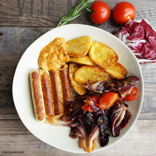 Geschmorter Radicchio, mit Tomaten, roten Zwiebeln, Backofenkartoffeln ...