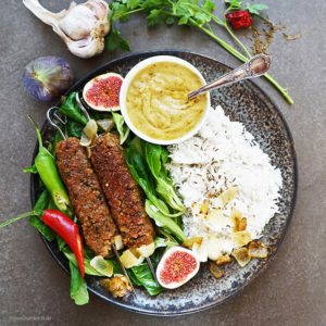 Vegetarisches Adana Kebap auf Feldsalat mit Reis und einer spicy Erdnuss-Chili-Sauce