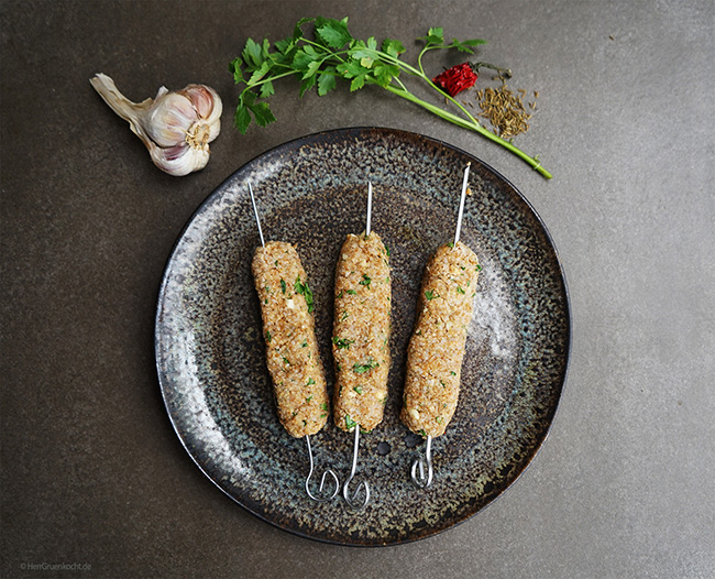 Vegetarisches Adana Kebap auf Feldsalat mit Reis und einer spicy Erdnuss-Chili-Sauce