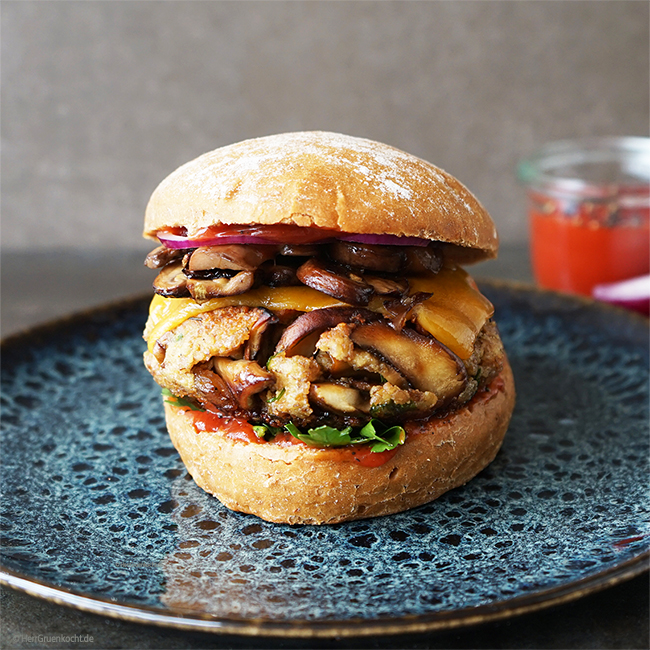 Vegetarische Pilzburger mit Cheddar und roten Zwiebeln