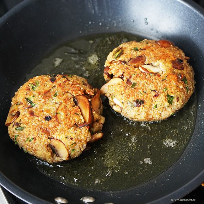 Vegetarische Pilzburger mit Cheddar und roten Zwiebeln