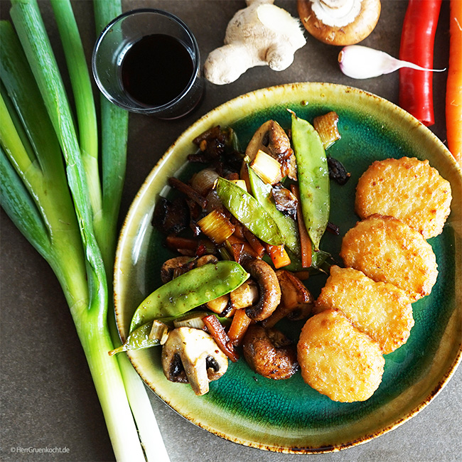 Asiatisches Pfannengemüse mit Möhren, Frühlingszwiebeln, Pilzen Ingwer, Zuckerschoten und veganen Nuggets von die OHNE