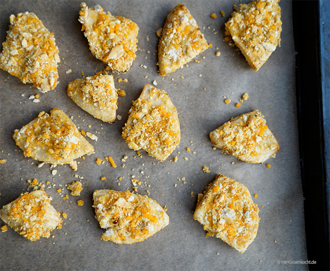 Spicy geröstete Sellerie-Nuggets in einer Panade aus Cracker und Cheddar mit geschmortem Wirsing