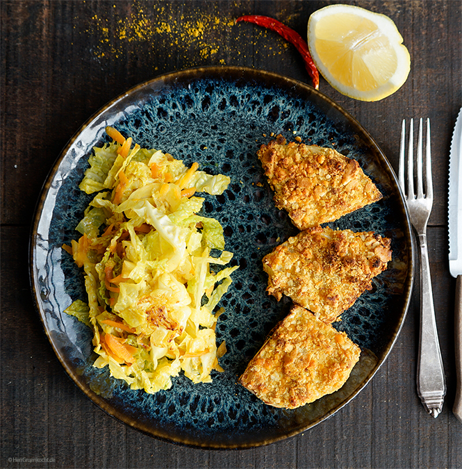 Spicy geröstete Sellerie-Nuggets in einer Panade aus Cracker und Cheddar mit geschmortem Wirsing