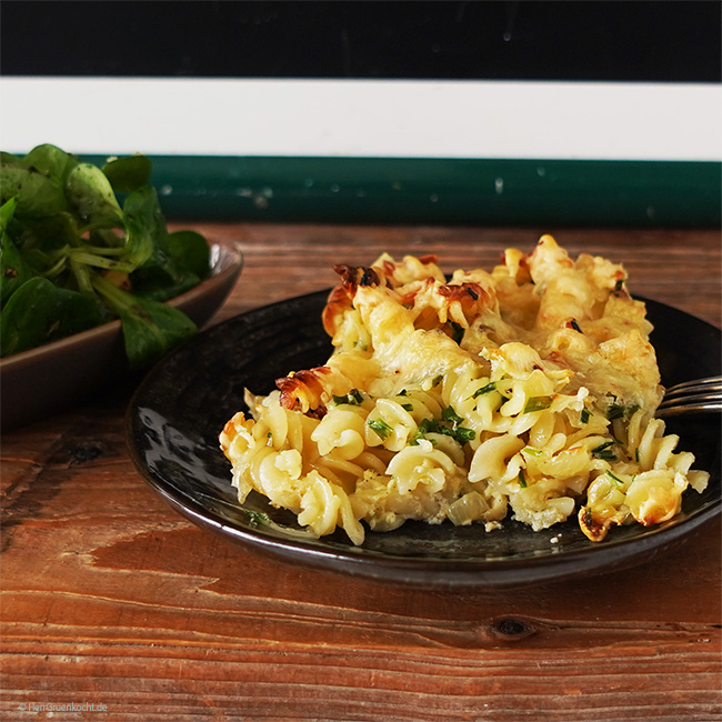 Ein einfacher Nudelauflauf mit Feldsalat und einer Aprikosen-Walnuss-Vinaigrette