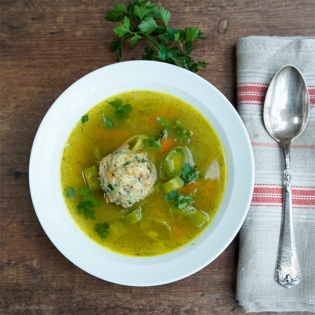 Silvestersuppe mit Lauch, Möhren und Semmelknödeln