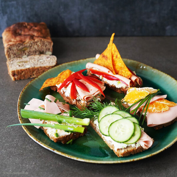 Silvester-Canapés mit selbstgebackenem Kräuter-Nuss-Brot, Frischkäse ...