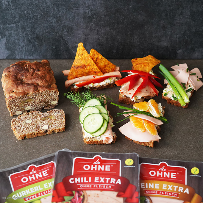 Silvester-Canapés mit selbstgebackenem Kräuter-Nuss-Brot, Frischkäse ...