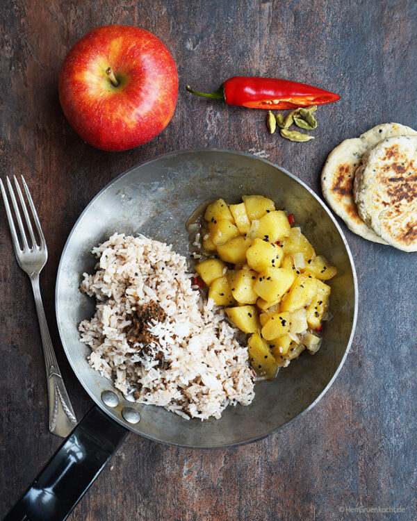 Leicht spicy Apfel-Chutney auf Kokosnuss-Reis mit Schwarzkümmel ...