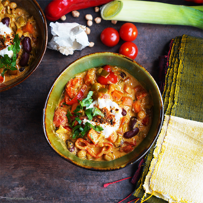 Veganer marokkanischer Eintopf mit Lauch, Tomaten, Kichererbsen, roter Spitzpaprika, Kidneybohnen und Kokosmilch