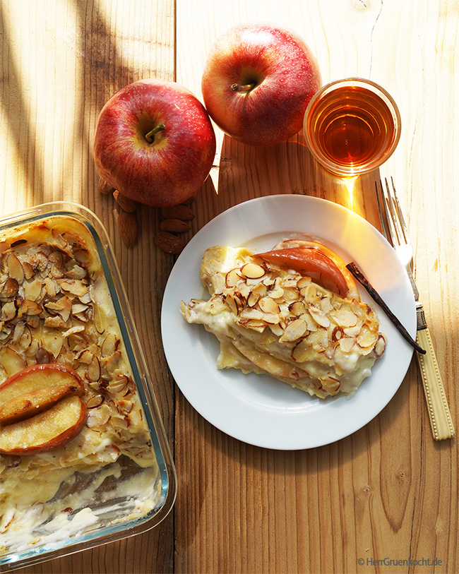 Süße Lasagne mit in Butter und Calvados geschwenkten Apfelstücken