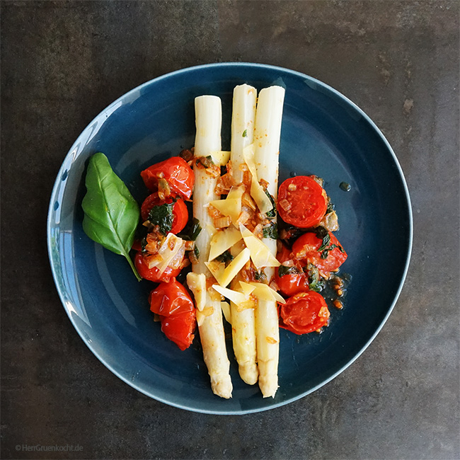 Spargel mit geschmorten Tomaten, Zwiebeln und Basilikum