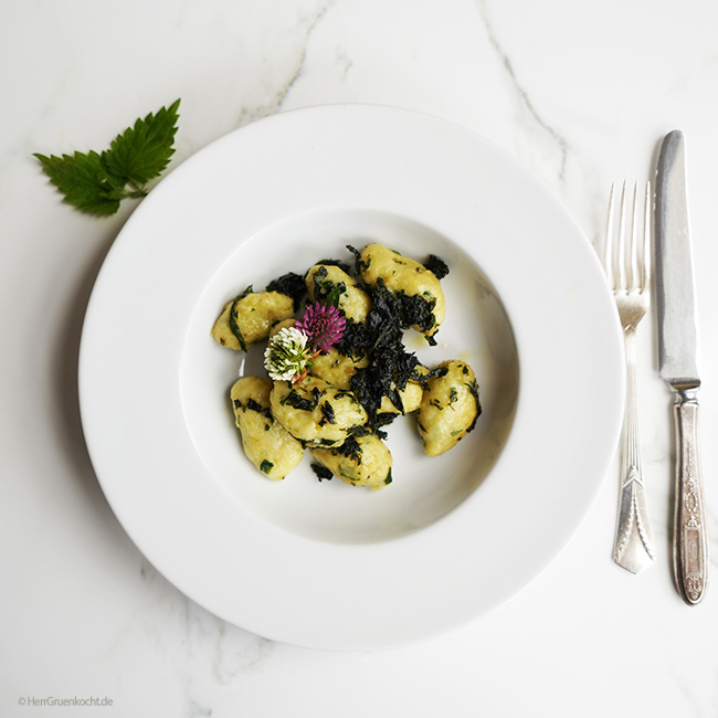 Gnocchi mit Basilikum und in Butter gerösteten Brennesselblättern