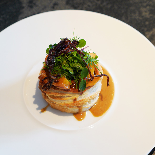 »Apfel und karamellisierte rote Zwiebel in selbst gemachten Pastetenförmchen mit einer Cidre-Sahne-Sauce und Salbei« - Rezept und Version von Herrn Grün / Foto: Herr Grün