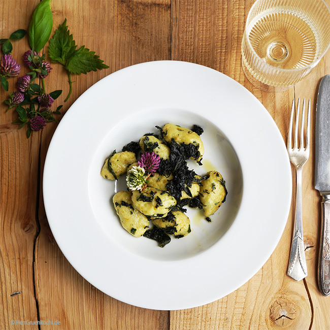 Gnocchi mit Basilikum und in Butter gerösteten Brennesselblättern