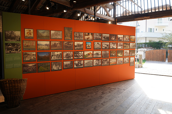 Historische Bilder im Apfelmuseum in Lana / Foto: Herr Grün